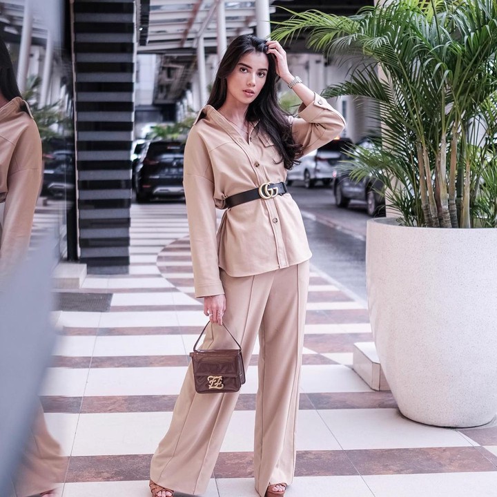 <p>Sabrina juga punya inspirasi busana untuk Bunda yang gemar mengenakan <em>loose outfit</em> bernuansa <em>earthy tone.</em> (Foto: Instagram @sabrinachairunnisa_)</p>