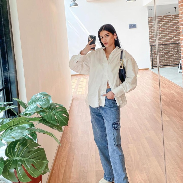 <p>Soal gaya, selebgram yang juga merupakan <em>beauty influencer</em> ini kerap mengandalkan tampilan simpel namun elegan. (Foto: Instagram @sabrinachairunnisa_)</p>