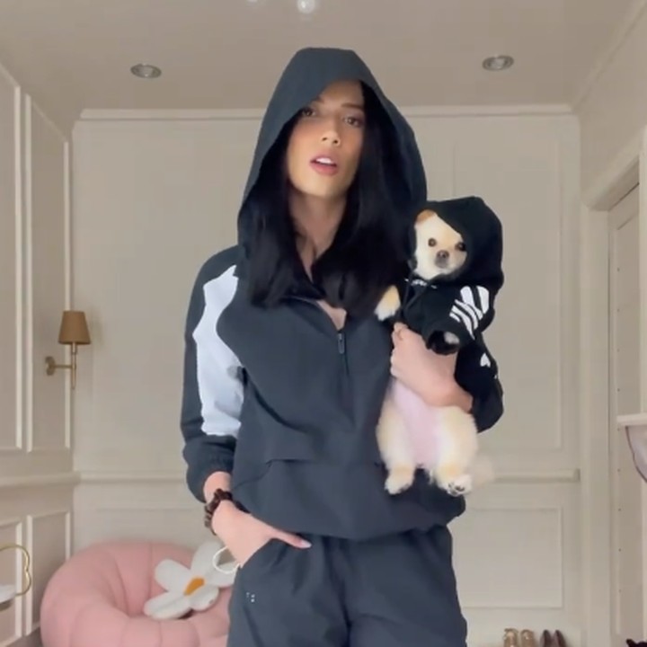 <p>Di beberapa kesempatan, ia menampilkan <em>outfit</em> lucu yang senada dengan baju hewan peliharaannya. (Foto: Instagram @sabrinachairunnisa_)</p>