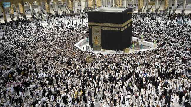 Arab Saudi membuka fasilitas layanan mobil golf bagi jemaah umrah yang membutuhkan bantuan untuk beribadah tawaf.