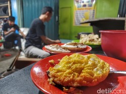 Surabi Seblak, Kreasi Unik yang Menggoda di Bunderan Cibiru