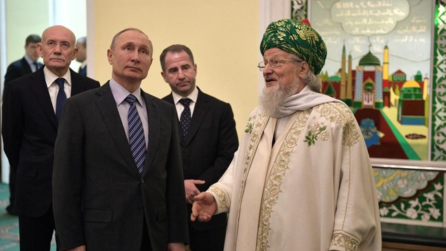 Ulama Rusia Talgat Tajuddin dan ulama Ukraina Said Ismagilov mengeluarkan fatwa saling bertentangan gegara perang antara dua negara.