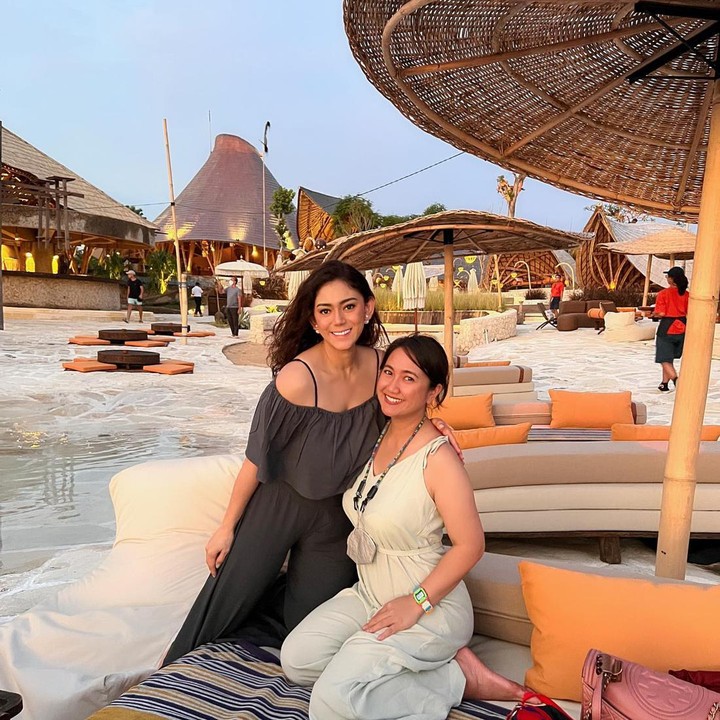 <p>Enggak hanya itu, penampilan dari wanita kelahiran Jakarta 33 tahun silam ini juga menarik perhatian. (Foto: Instagram @thalitalatief)    </p>