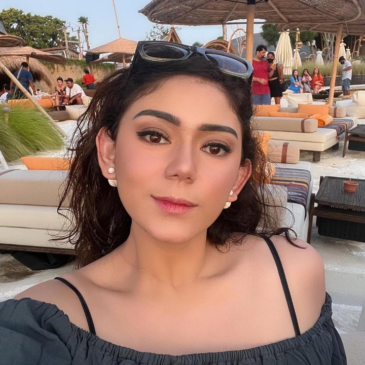 <p>Sejak beberapa waktu yang lalu, Thalita Latief terlihat sedang liburan ke Bali nih, Bunda. (Foto: Instagram @thalitalatief)<br /><br /><br /></p>