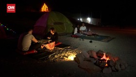 VIDEO: Nikmatnya Santap Sahur 'Bersama Bintang' di Gurun Pasir
