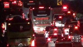 VIDEO: Tol Cikampek Hingga Tol Cipali Dipadati Pemudik Kamis Dini Hari