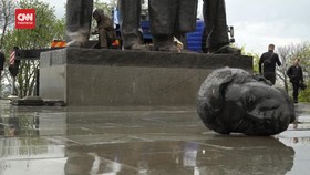 VIDEO: Otoritas Ukraina Bongkar Monumen Persahabatan  Rusia-Ukraina