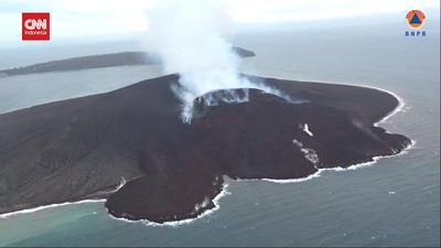 VIDEO: Pantauan Udara Erupsi Gunung Anak Krakatau di Selat Sunda