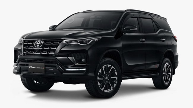 Sebuah dashcam yang tersemat di mobil pengguna jalan lain merekam SUV asal Jepang itu mencoba memepet dengan cara mengajak "adu banteng".