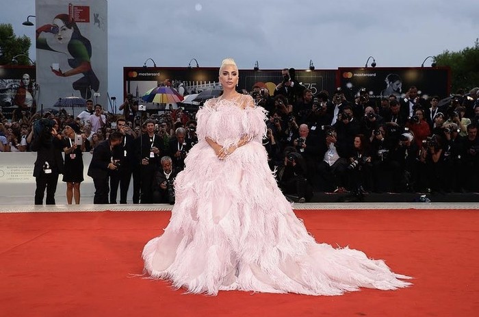 Unjuk talenta di bidang seni peran, Lady Gaga senantiasa memukau di red carpet premier film-filmnya, Beauties. Misalnya di premier A Star is Born, Gaga mengenakan gaun pink aksen bulu dramatis rancangan Valentino. Foto: instagram.com/ladygaga