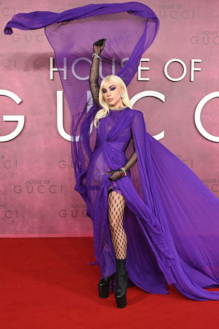 Untuk premier film House of Gucci, Gaga tentu mengenakan gaun dari rumah mode tersebut. Ia mengenakan gaun violet dari koleksi Gucci Love Parade yang dipadukan dengan fishnet stocking dan killer heels yang edgy. Foto: pinterest.com/Vogue Magazine