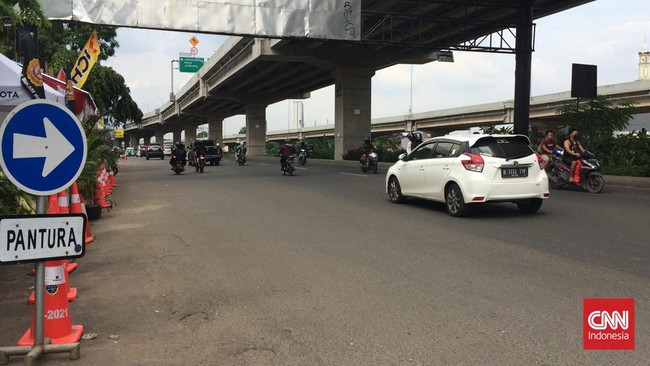 Jalan Raya Kalimalang sepi dari pemudik pada H-2 lebaran, Sabtu (30/4).