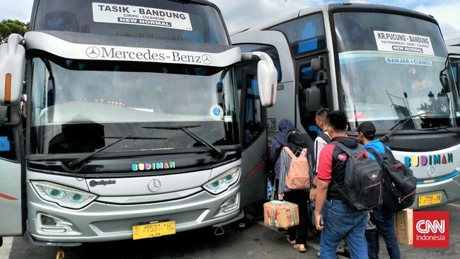 Puluhan bus jarak jauh dan dekat sudah bertolak dari Terminal Cicaheum, Jumat (29/4). Bus-bus tersebut membawa total ratusan penumpang ke sejumlah daerah.