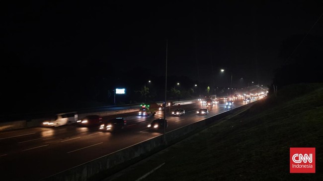 Sebanyak 52 ribu kendaraan sudah melintasi Jalan Tol Jakarta-Cikampek (Japek) arah ke timur Jawa pada Kamis (28/4) malam.