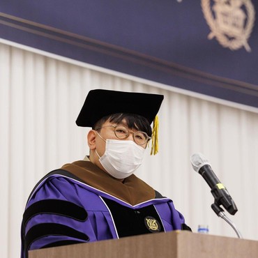 Bang Si Hyuk Terima Gelar Doktor dari Universitas Nasional Seoul