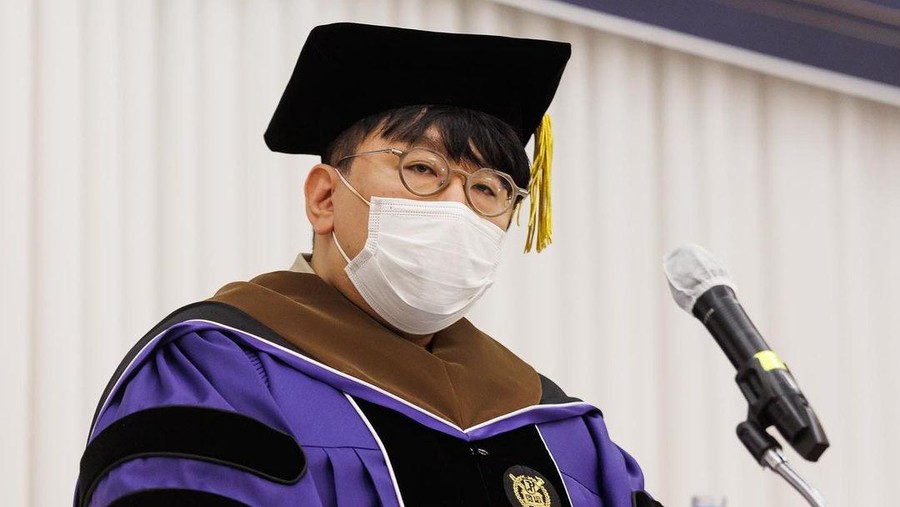 Bang Si Hyuk Terima Gelar Doktor dari Universitas Nasional Seoul