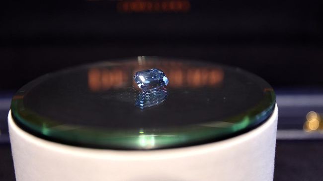 The De Beers Cullinan Blue, berlian biru terbesar di dunia laku US$57,5 juta atau sekitar Rp830,3 miliar.