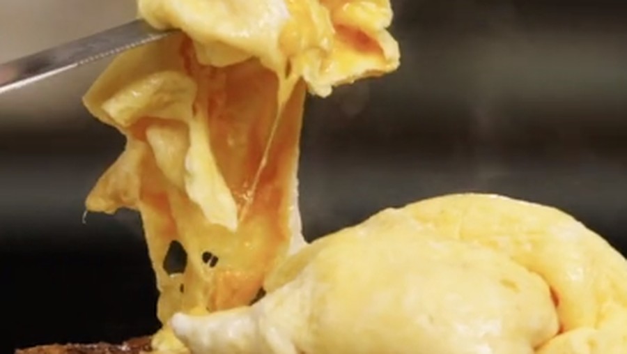 Cara bikin omelet Cara bikin omelet super lembut ala Jamie Oliver