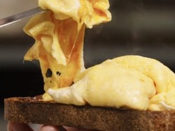 Cuma 45 Detik, Begini Cara Bikin Omelet ala Jamie Oliver