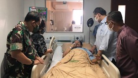 Chairman CT Corp Chairul Tanjung Jenguk Hendropriyono di RSPAD