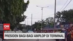 VIDEO: Presiden Bagi-Bagi Amplop di Terminal