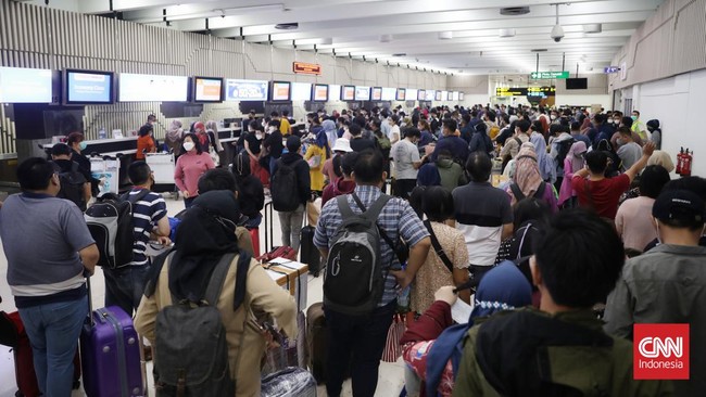 FOTO: Bandara Soetta Kian Dipadati Pemudik
