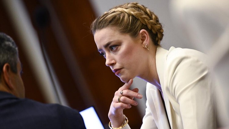 Ekspresi Wajah Amber Heard di Persidangan Johnny Depp Actress Amber Heard appears in the courtroom during a hearing at the Fairfax County Circuit Court in Fairfax, Va., Tuesday April 19, 2022. Actor Johnny Depp sued his ex-wife Heard for libel in Fairfax County Circuit Court after she wrote an op-ed piece in The Washington Post in 2018 referring to herself as a