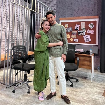 Foto Bareng Reza Rahadian Pakai Baju Couple, Ayu Ting Ting Didoakan Berjodoh