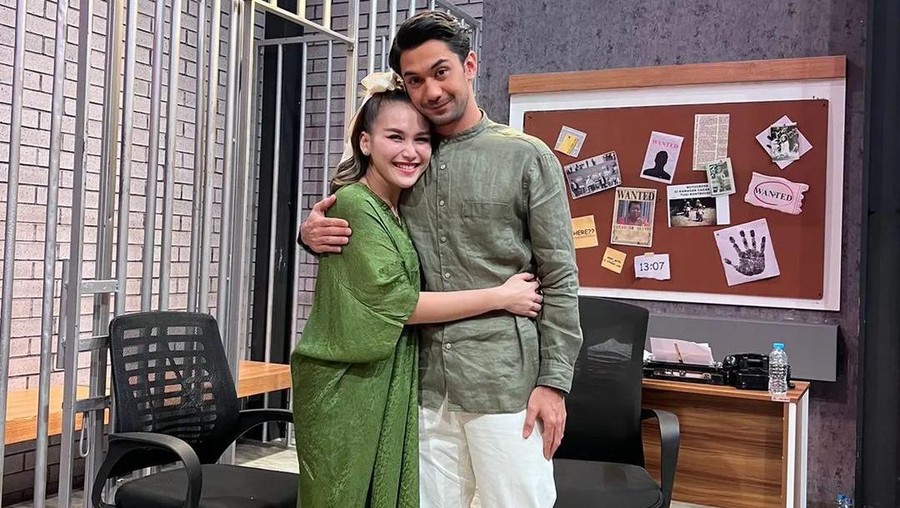 Foto Bareng Reza Rahadian Pakai Baju Couple, Ayu Ting Ting Didoakan Berjodoh