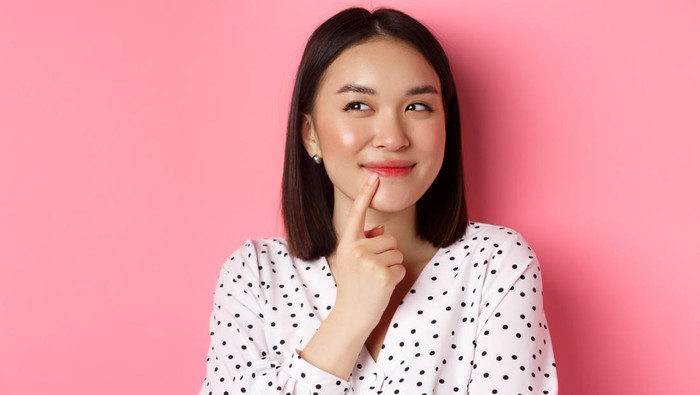 Ilustrasi Perempuan Jatuh Cinta Penasaran Layaknya Lagu Labirin/Foto: Freepik/Benzoix