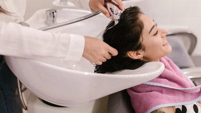 Beauties Wajib Tahu, Membilas Rambut dengan Air Dingin Bisa Bikin Rambut Cepat Panjang!