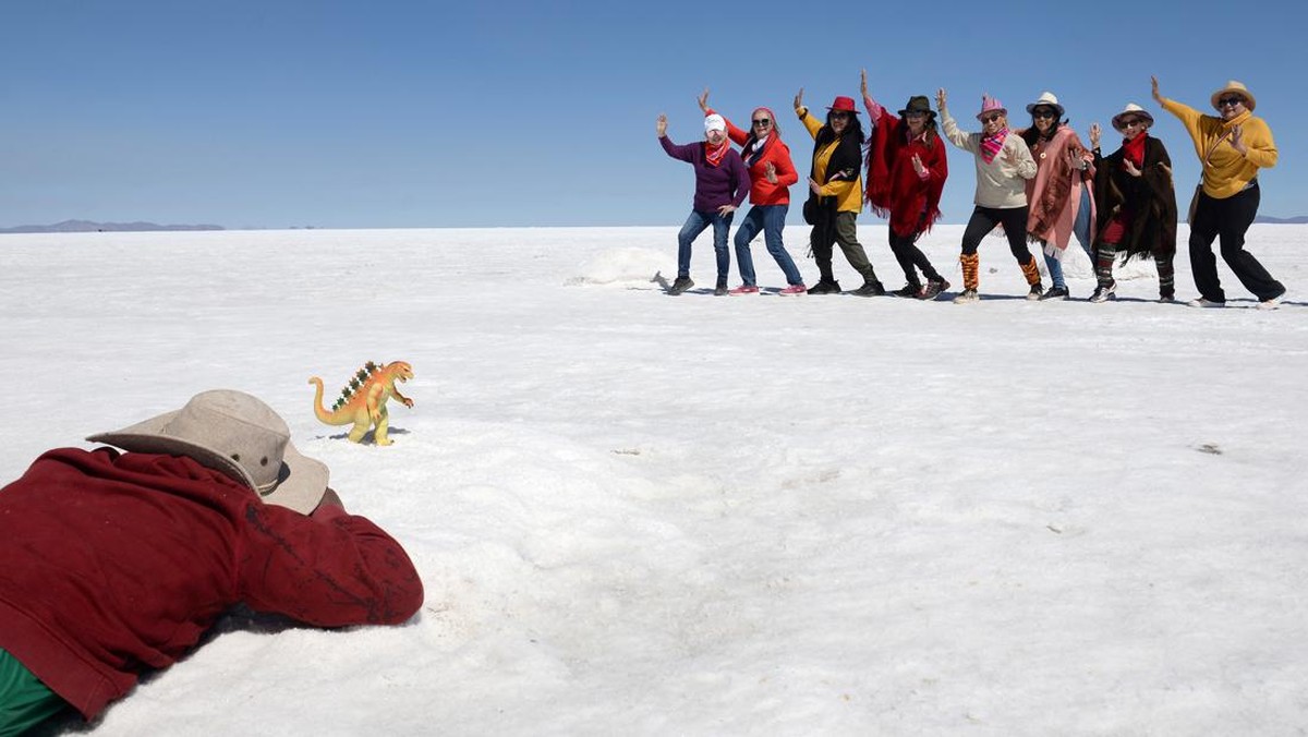 FOTO: Dinosaurus 'Raksasa' Mejeng di Danau Garam Uyuni Bolivia