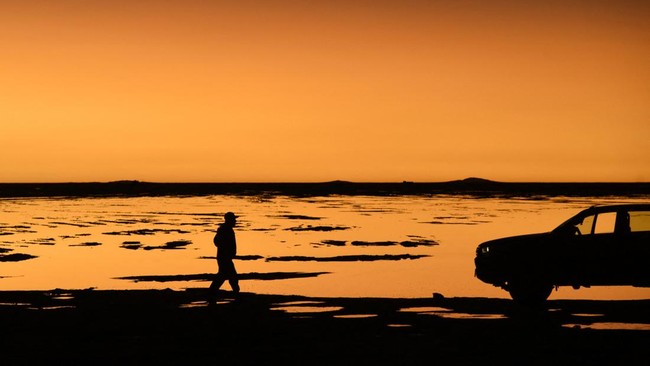 FOTO: Dinosaurus 'Raksasa' Mejeng di Danau Garam Uyuni Bolivia