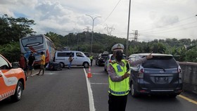 Bus Tabrak Tiga Mobil di Tol Jakarta Merak KM 95A