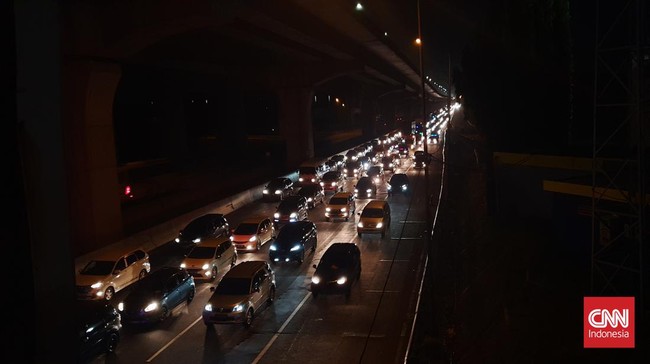 Ruas Tol Jakarta-Cikampek (Japek) dan Tol Jagorawi arah Jakarta pada malam hari ini, Senin (1/1), sempat padat diakibatkan meningkatnya volume kendaraan.
