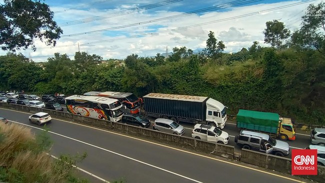 Kementerian PUPR menyebut kerusakan di Tol Tangerang-Merak dipicu cuaca dan kendaraan overload.
