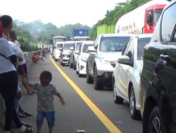 Nggak Kuat Hadapi Macet, Pemudik Ini Pilih Putar Balik di Tol Cipularang