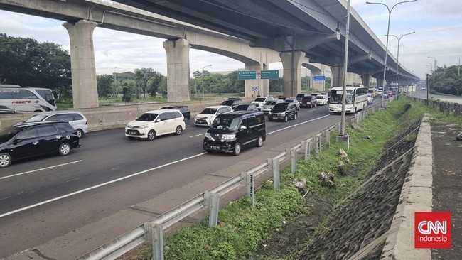Kepolisian memundurkan titik akses one way yang awalnya di KM 47 menjadi di Gerbang Tol Cikampek Utama (Cikatama) KM 70.