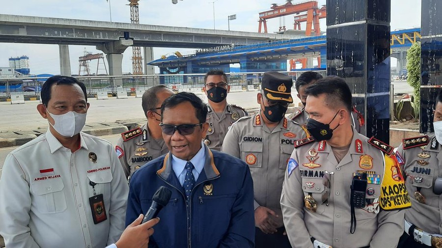 Mahfud Md Tinjau Command Center PJR Korlantas Polri di Km 29 Tol Jakarta-Cikampek (Japek) Mahfud Md Tinjau Command Center PJR Korlantas Polri di Km 29 Tol Jakarta-Cikampek (Japek), Jumat (29/4/2022).