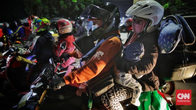 Adam tak sadar istrinya, Siti Aminah tertinggal di Brebes saat mudik. Ia baru menyadari setelah sampai di Pemalang setelah berkendara dua jam lamanya.