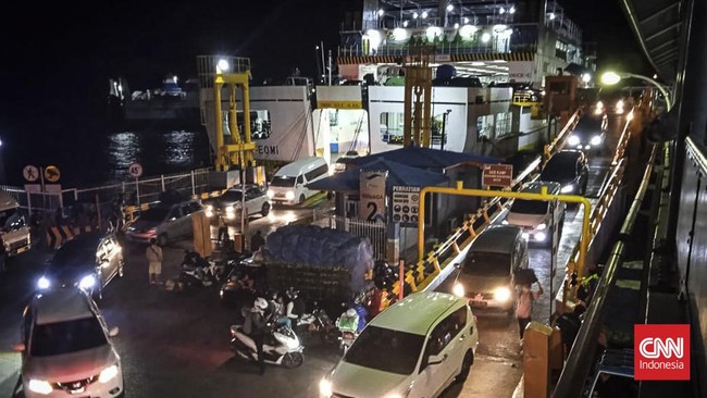 Kapolda Lampung Irjen Pol Hendro Sugiatno meminta warga berangkat lebih awal dan sudah punya tiket sebelum sampai di Pelabuhan Bakauheni.