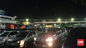 Kendaraan Antre di Tol Merak Menuju Pelabuhan Sejak Kamis Malam