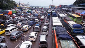 Arus Kendaraan di Pelabuhan Merak Meningkat, Truk Logistik Mendominasi
