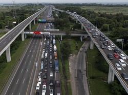 Penampakan KM 47 Tol Jakarta-Cikampek Macet!