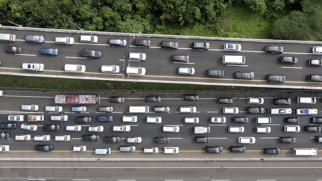 Pemberlakuan One Way dari GT Banyumanik Semarang dimulai pada pukul 12.20 WIB karena arus kendaraan ke arah Barat melewati GT Kalikangkung sudah merayap.