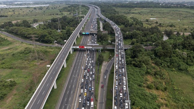 Kejagung memeriksa Kepala Proyek pembangunan jalan Tol II namalain Tol MBZ periode 2018-2020 mengenai kasus korupsi Tol MBZ tahun 2016-2017.