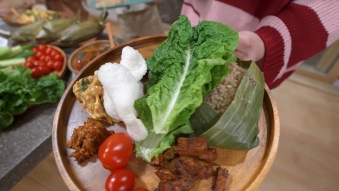 Potret kuliner Indonesia bercita rasa lezat dari Kimbab Family yang diperkenalkan kepada Onew. (Foto: youtube.com/KimbabFamily)