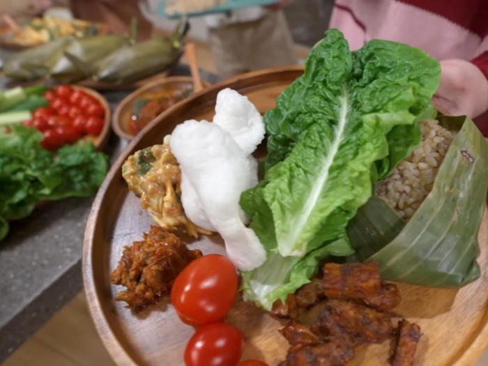 Potret kuliner Indonesia bercita rasa lezat dari Kimbab Family yang diperkenalkan kepada Onew. (Foto: youtube.com/KimbabFamily)