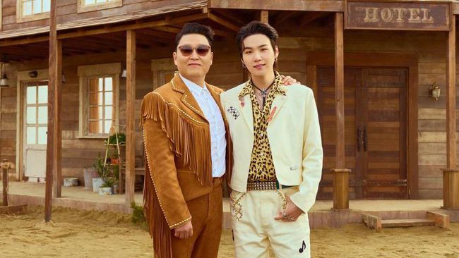 PSY menceritakan kisah di balik kolaborasi bareng Suga BTS dalam lagu That That yang rilis Jumat (29/4).