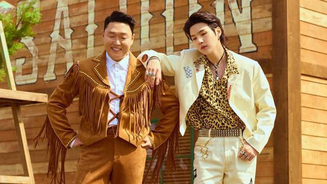 PSY dan Suga BTS beraksi ala koboi dalam MV That That yang rilis Jumat (29/4). 